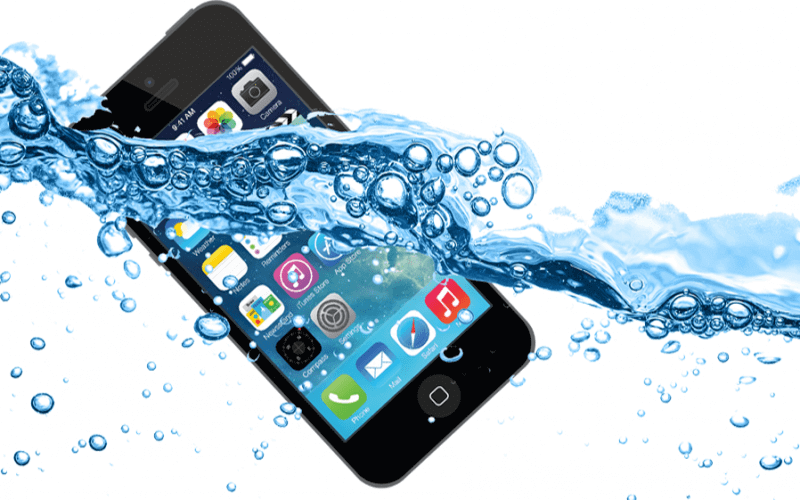 qué hacer si tu móvil cae al agua
